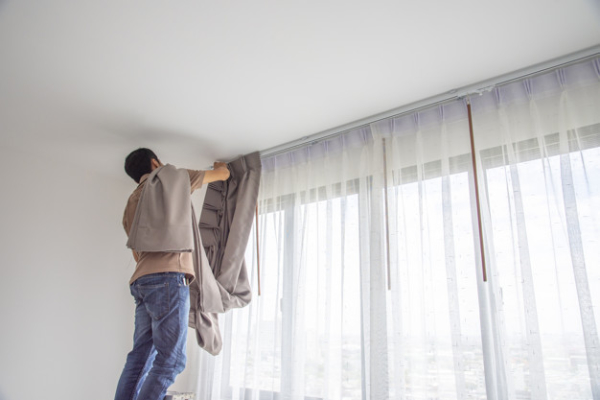 Curtain & Blind Fitting Image